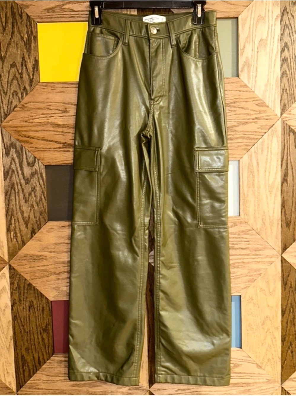Abercrombie & Fitch 90s Relaxed High Rise Olive Vegan Leather Cargo Pants 26/2s - Picture 3 of 10